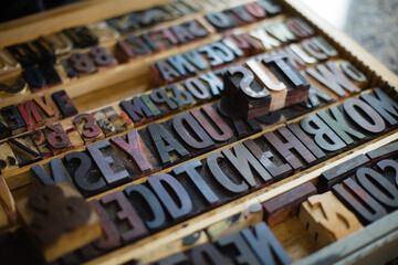 Obraz premium Vintage wooden letterpress type blocks arranged in a tray