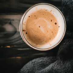 Dunkles, gemütliches Kaffeesetup mit samtiger Crema