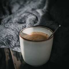 Dunkles, gemütliches Kaffeesetup mit samtiger Crema