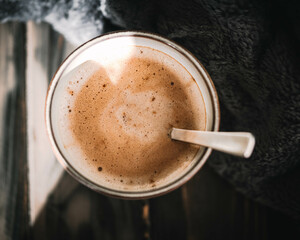 Dunkles, gemütliches Kaffeesetup mit samtiger Crema