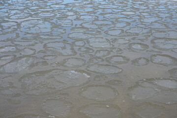 Kreisförmige Eisschollen auf der Ostsee bei Usedom im Winter 2025