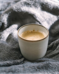 Frühlingsmorgen mit einer Tasse frisch gebrühtem Kaffee