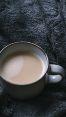 Frühlingsmorgen mit einer Tasse frisch gebrühtem Kaffee