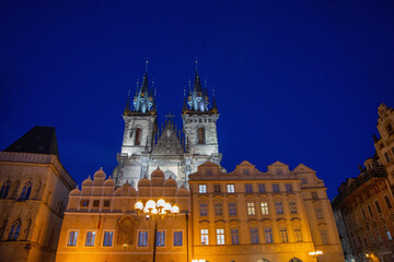 Obraz premium Small medieval castle located in the center of the modern and bustling city of Prague at night