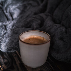 Herbstliche Gemütlichkeit mit einer heißen Tasse Kaffee