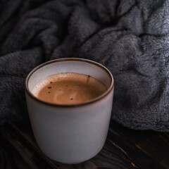 Herbstliche Gemütlichkeit mit einer heißen Tasse Kaffee