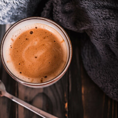Herbstliche Gemütlichkeit mit einer heißen Tasse Kaffee