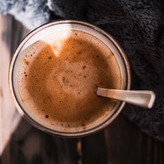Herbstliche Gemütlichkeit mit einer heißen Tasse Kaffee