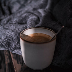 Herbstliche Gemütlichkeit mit einer heißen Tasse Kaffee