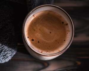 Herbstliche Gemütlichkeit mit einer heißen Tasse Kaffee