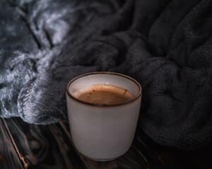 Herbstliche Gemütlichkeit mit einer heißen Tasse Kaffee