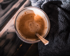 Herbstliche Gemütlichkeit mit einer heißen Tasse Kaffee