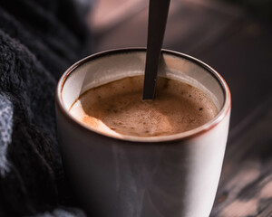Herbstliche Gemütlichkeit mit einer heißen Tasse Kaffee