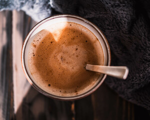 Herbstliche Gemütlichkeit mit einer heißen Tasse Kaffee