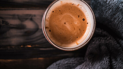 Herbstliche Gemütlichkeit mit einer heißen Tasse Kaffee