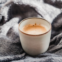 Sanft beleuchteter Kaffee-Moment mit weichen Farben