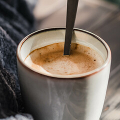 Sanft beleuchteter Kaffee-Moment mit weichen Farben