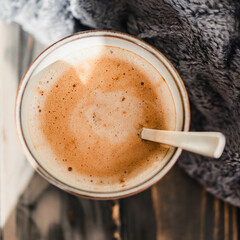 Sanft beleuchteter Kaffee-Moment mit weichen Farben