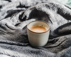 Sanft beleuchteter Kaffee-Moment mit weichen Farben
