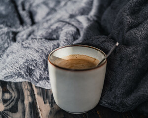 Sanft beleuchteter Kaffee-Moment mit weichen Farben