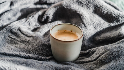 Sanft beleuchteter Kaffee-Moment mit weichen Farben