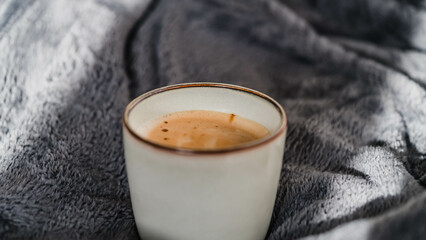 Sanft beleuchteter Kaffee-Moment mit weichen Farben