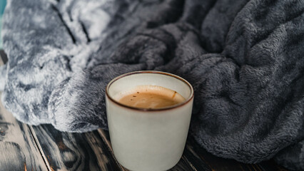 Sanft beleuchteter Kaffee-Moment mit weichen Farben