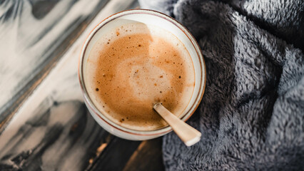 Sanft beleuchteter Kaffee-Moment mit weichen Farben