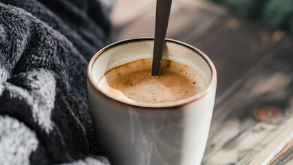 Sanft beleuchteter Kaffee-Moment mit weichen Farben