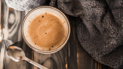 Weiches Licht trifft auf dunkle Gemütlichkeit mit einer Tasse Kaffee