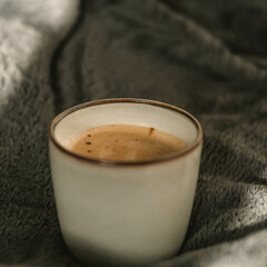 Sommermorgen mit einer Tasse frisch gebrühtem Kaffee