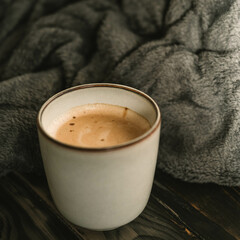 Sommermorgen mit einer Tasse frisch gebrühtem Kaffee