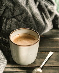 Sommermorgen mit einer Tasse frisch gebrühtem Kaffee