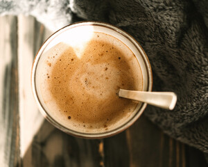 Sommermorgen mit einer Tasse frisch gebrühtem Kaffee