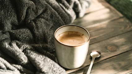 Sommermorgen mit einer Tasse frisch gebrühtem Kaffee