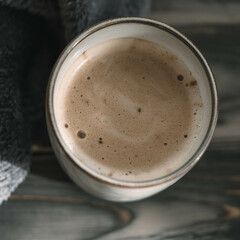 Winterliche Wohlfühlatmosphäre mit einer dampfenden Tasse Kaffee