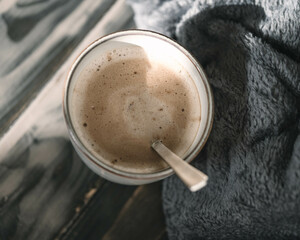 Winterliche Wohlfühlatmosphäre mit einer dampfenden Tasse Kaffee