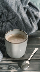 Winterliche Wohlfühlatmosphäre mit einer dampfenden Tasse Kaffee