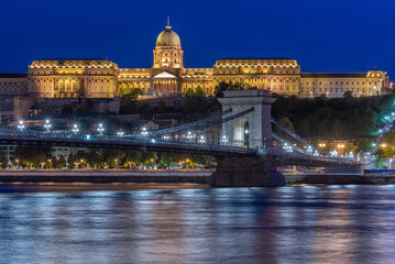 Obraz premium Szechenyi Chain Bridge on the Danube river, famous landmark of Budapest Hungary