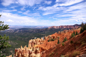 Vibrant Red Cliffs and Sweeping Vistas of Bryce Canyon