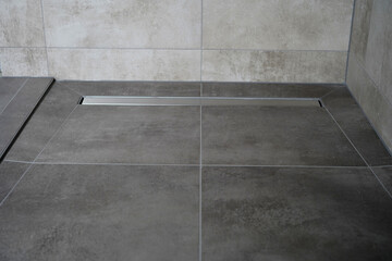 Slope and channel in the shower enclosure.
