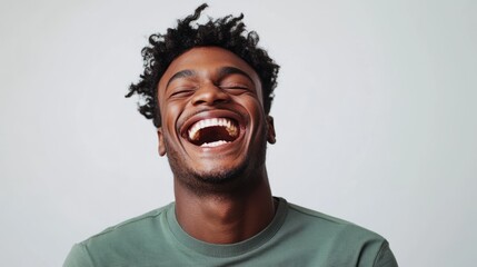 Obraz premium Black man smiling brightly against a plain background