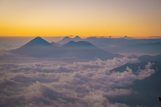Espectacular fotograf&iacute;a de los volcanes de Guatemala tomada desde la punta del volc&aacute;n Acatenango en la ciudad de Antigua a punto de atardecer.