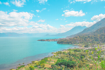 Obraz premium Hermosa fotografía del lago de Atiltán tomada en un día soleado.