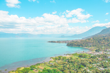 Hermosa fotografía del lago de Atiltán tomada en un día soleado.