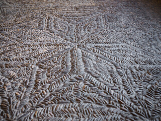 Suelo antiguo empedrado con piedras y guijarros