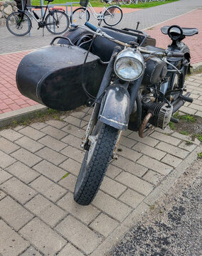 Historisches sowjetisches Motorrad mit Beiwagen, klassisches Gespann (Dnepr oder Ural) mit Boxermotor und starker Patina am Stra&szlig;enrand auf der Insel Kihnu, P&auml;rnu, Estland, 19.08.2024