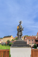 Obraz premium Cesky Krumlov, Czech Republic. Statue of St. John of Nepomuk overlooking the historic town of Cesky Krumlov