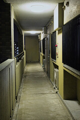 誰もいない真夜中のマンションの渡り廊下