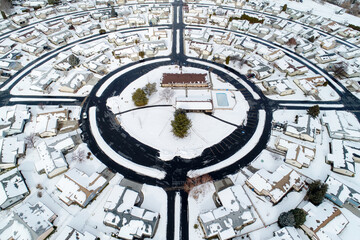 Obraz premium A snow covered neighborhood with a large circle in the middle